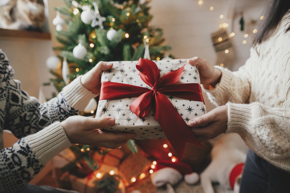 50 Meaningful Christmas Gift Ideas For Mom To Brighten Her Day